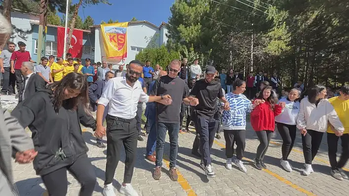 Kayserisporlu futbolcular öğrencilerle halay çekti