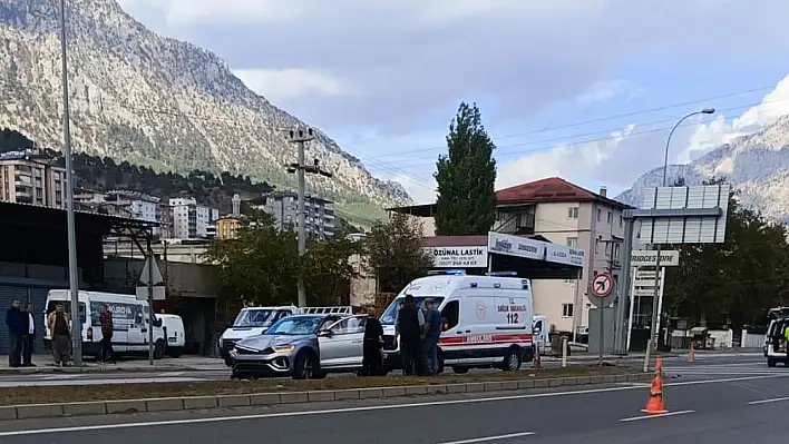 Adana'da otomobille çarpışan motosikletin sürücüsü ağır yaralandı