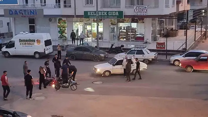 Yaralı sürücüyü kaldırıp kenara götürdüler