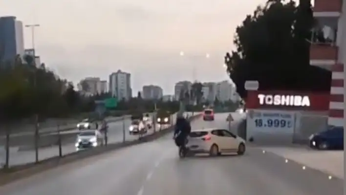 Adana'da trafik kazası kameralara yansıdı!