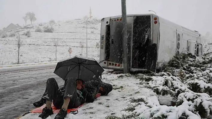 Kaza sonrası şemsiyesi ile sağlık görevlilerini bekledi