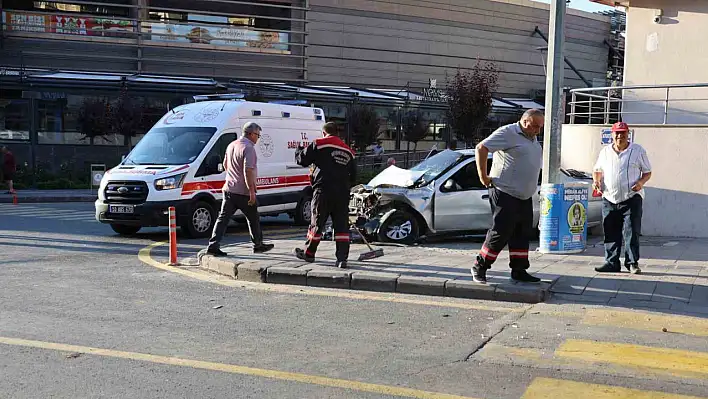 Alkollü sürücü kırmızı ışıkta geçti, 4 kişi yaralandı