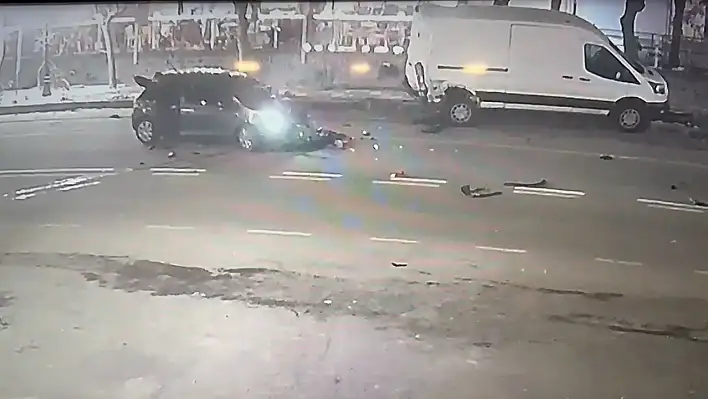 Kaza yapan otomobilden inerek yardım istedi - O anlar saniye saniye görüntülendi!