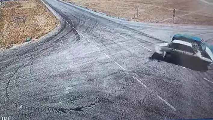 Kavşakta Çarpıştılar, Araç Yandı