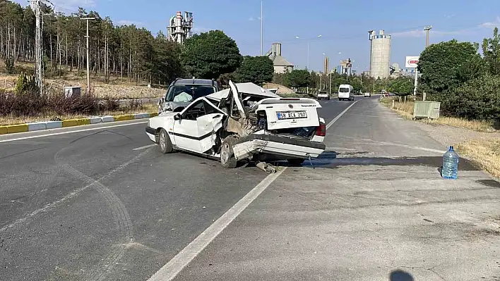 Kazada  otomobil hurdaya döndü, sürücüsü yaralandı