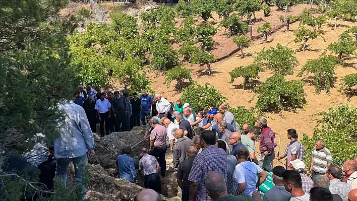 Aynı kazada öldüler yan yana gömüldüler