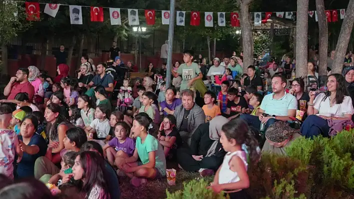 Açık hava sineması etkinlikleri devam ediyor