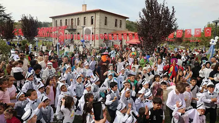 Sünnet olan çocuklara kıyafet, ayakkabı ve saat hediyesi