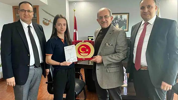 Kemal Tekden'den  öğrencisine plaket