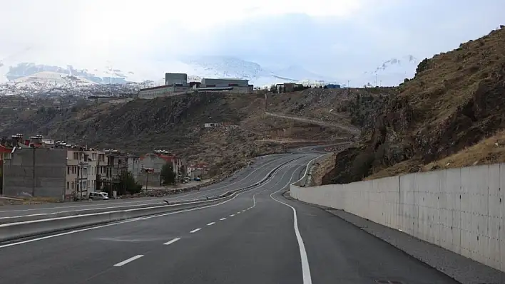 Kentin doğusu ve batısını birbirine bağlayan yol çalışması