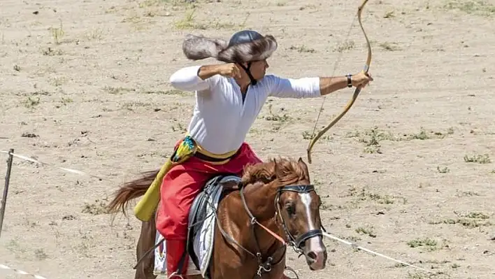 Kılıç yok, yay var! Kayseri'de Türk savaş geleneği sporla buluştu