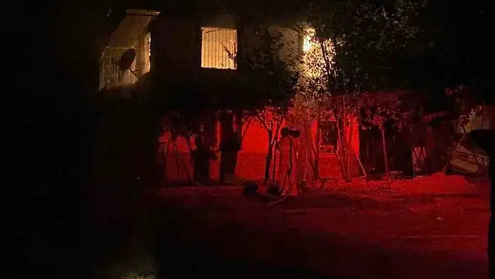 Ölüme sebep olan ev sahibinin evi alev alev yandı