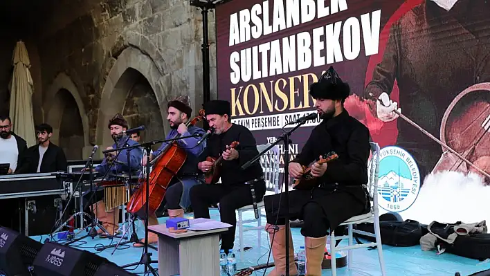 Kırgız halk ozanı Sultanbekov, Sultanhanı Kervansarayı'nda konser verdi