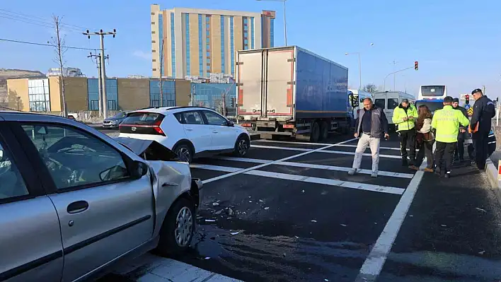 Kırmızı ışıkta duran araca çarptı: 3 yaralı