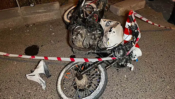 Plakasız motosikletle kırmızı ışıkta geçti, hayatını kaybetti