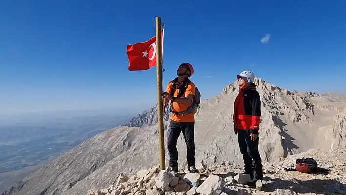 Kırşehir'de dağcılar, Eznevit Zirvesi'ne tırmandı