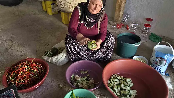Turşu ve biberlerle kış hazırlıkları başladı