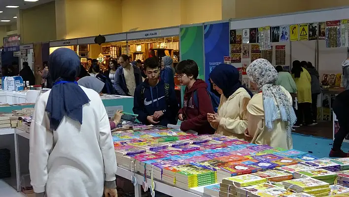 Kitap fuarına ziyaretçi akını