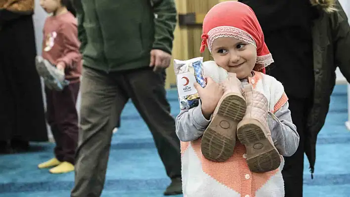 Kızılay'dan Çocuklara Camide Anlamlı Sürpriz
