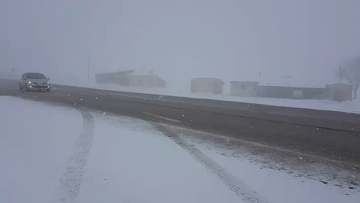 Erzincan'ı Sivas'a bağlayan geçitte kar yağışı