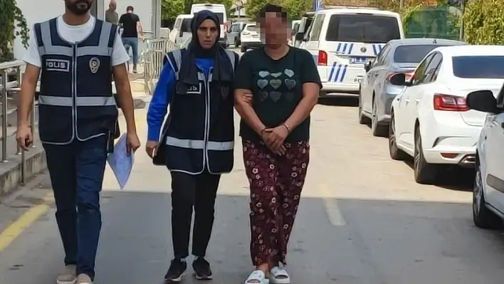 Adana'da sokakta korku dolu anlar: Anne bıçakla kızını kovaladı