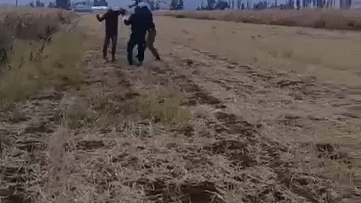 Kızının gözü önünde darbettiler