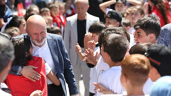 Kocasinan'da bir tanesi daha açıldı: Başkan Çolakbayrakdar'ın etrafını çocuklar niye sardı?