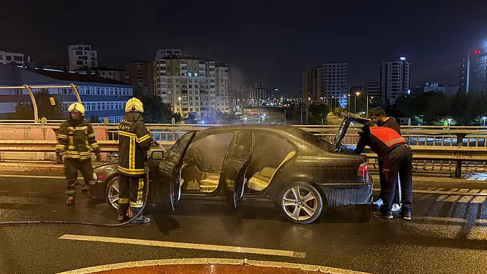 Kocasinan'da üst geçitte panik! Otomobil alev aldı