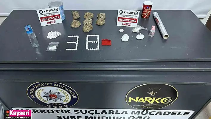 Konserve kutusundan yarım kilo uyuşturucu çıktı