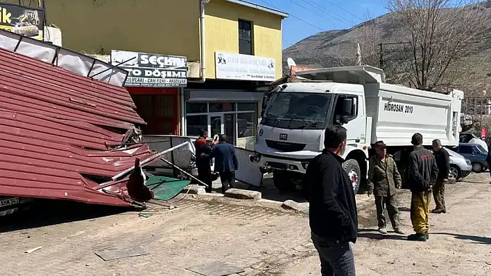 Kontrolden Çıkan Kamyon, Bakın Nasıl Durdu?