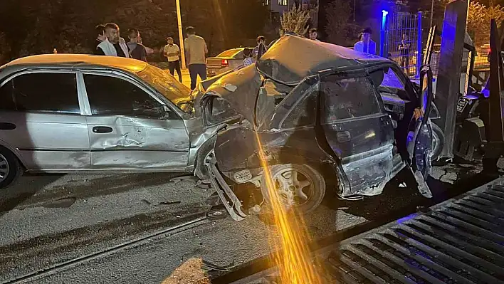 Kontrolden çıkan otomobil park halindeki araca çarptı