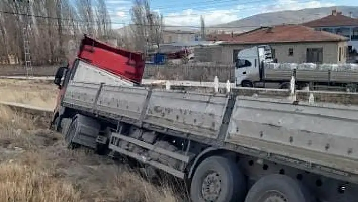 Kayseri'de kaza: Kontrolden çıkan tır mezarlığa girdi!