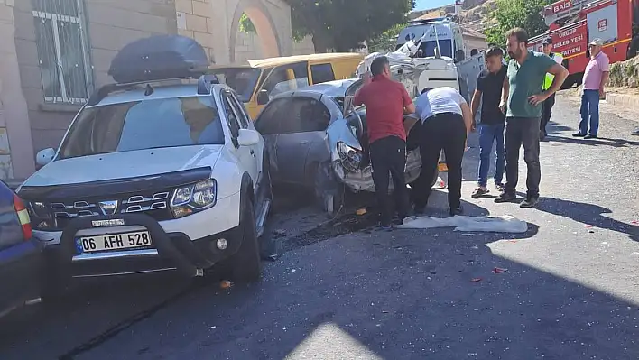 Kontrolü kaybolan minibüs önce araçlara sonra yayalara çarptı: 1 Ölü