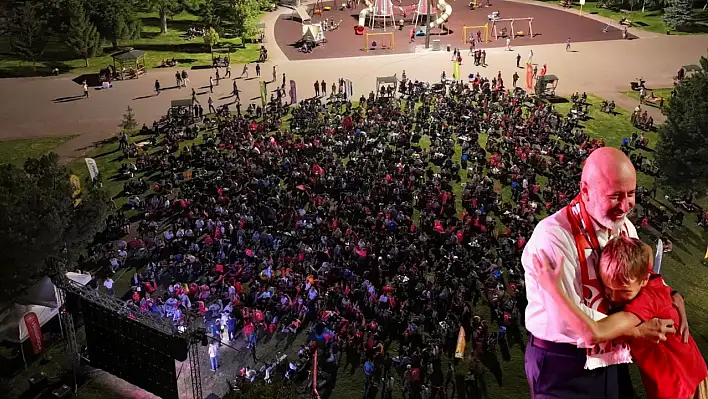 Konya'daki milli maç heyecanı Kocasinan'da dev ekranla buluştu!