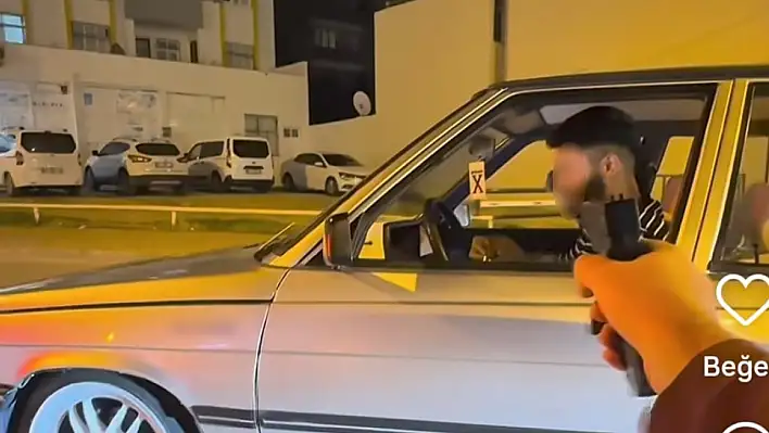 Silahla 'şaka' videosu çeken gençler polisi görünce panikledi