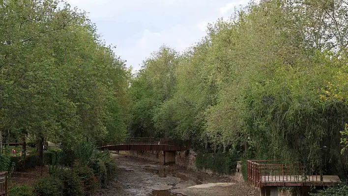 Kozan'daki Tarihi Roma Köprüsü kuraklıktan etkilendi