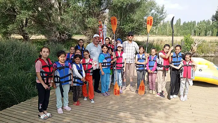 Kur'an kursu öğrencileri Zamantı Irmağı'nda kürek çekti