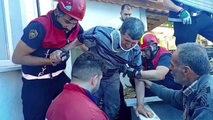 Sağır ve dilsiz adam kuyuya düştü, kendisini kurtaran itfaiyeciye sarılarak teşekkür etti