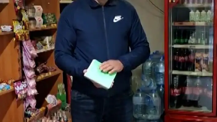 Hayırsever kişi mahallelinin borcunu ödeyerek veresiye defterini yaktı