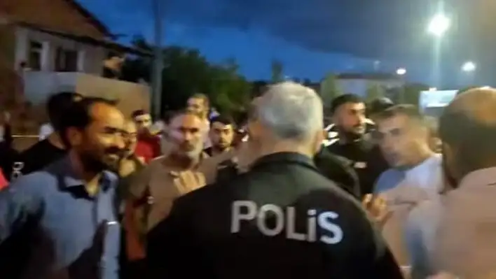 Kaza sonrası vatandaşlar yolu ulaşıma kapattı