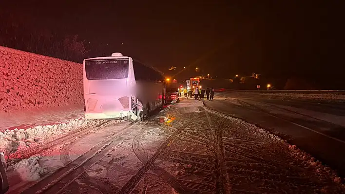 Malatya-Kayseri yolunda yolcu otobüsü istinat duvarına çarptı - Çok sayıda yaralı var!