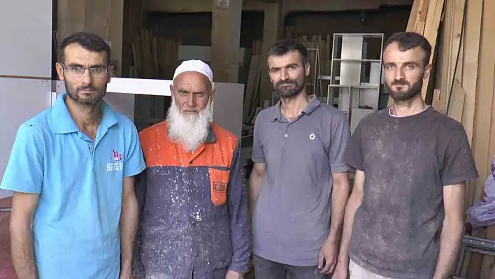 Marangoz baba 3 oğluyla mesleği yürütmenin gururunu yaşıyor