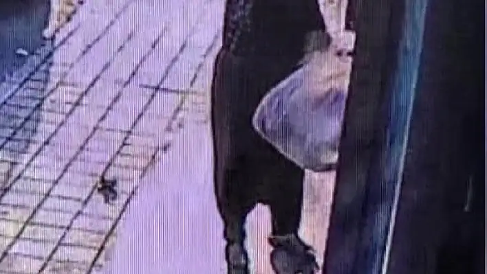 Adana'da kadın, market kapısındaki ekmek ve simitleri çaldı