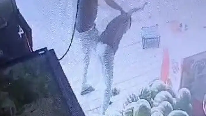 Marulu beğenmeyince çalışanı döven bekçi, serbest bırakıldı