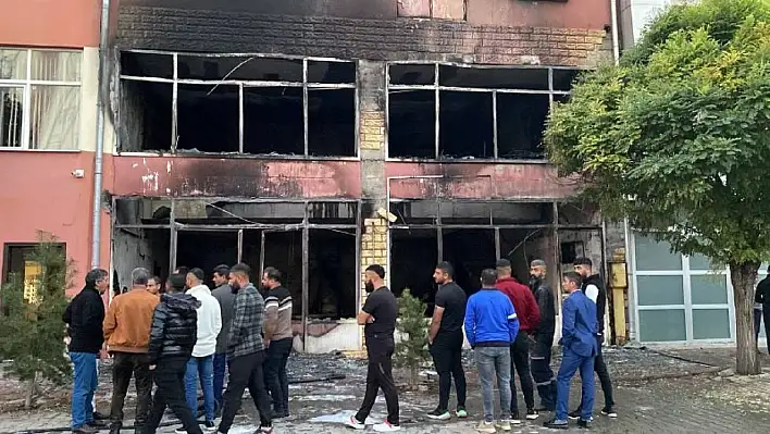 Matbaacılar Sitesi'ndeki iş yeri küle döndü