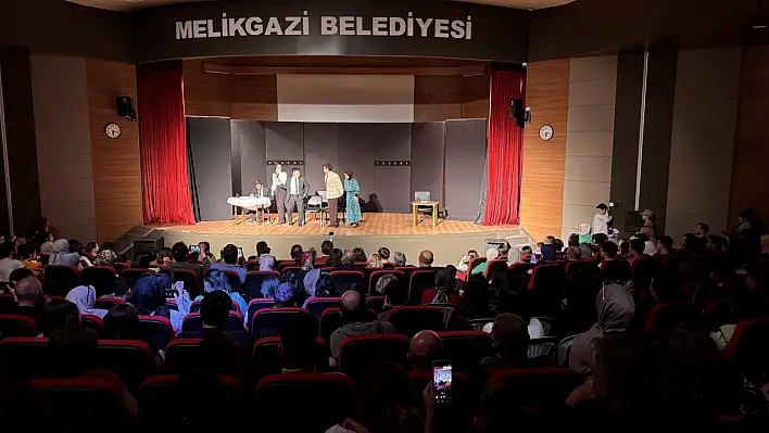 'Mektep Melikgazi' öğrencilerinin oyunu izleyenlerden tam not aldı!