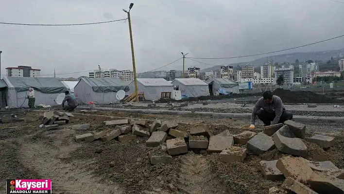 Kayseri'den konteynerler Kahramanmaraş'a yola çıkıyor