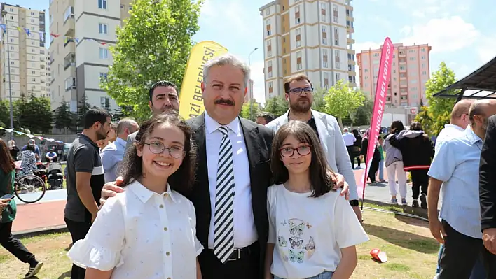 Melikgazi'de çocuklar karne şenliği ile eğlendi