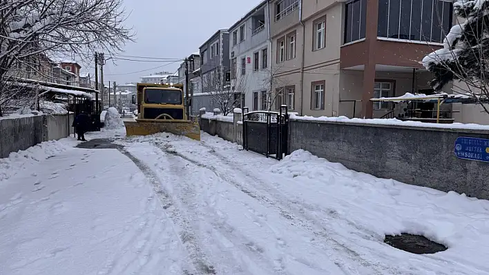 Melikgazi'de karla mücadele kesintisiz sürüyor