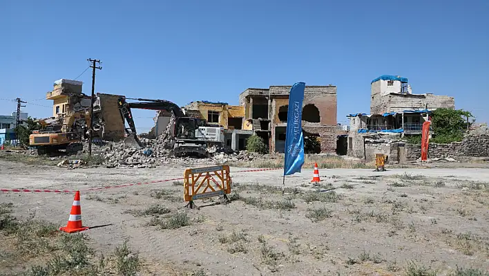 Melikgazi'de tehlike saçan yapılar bir bir yıkılıyor